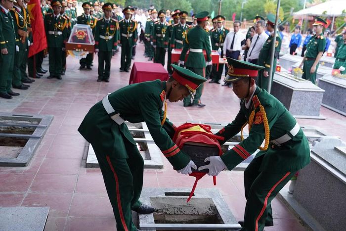 Theo các tài liệu lịch sử, hang Đá Sập từng là nơi tập kết lương thực, vũ khí, đạn dược phục vụ chiến trường Quảng Đà. Cuối tháng 4/1969, khu vực này bị máy bay và pháo binh đối phương đánh phá, làm sập cửa hang, chôn vùi nhiều cán bộ, chiến sĩ bên trong.
