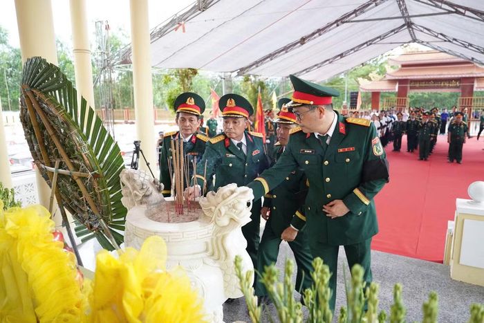 Trong không khí trang nghiêm, các đại biểu đã dâng hoa, dâng hương, dành phút mặc niệm tưởng nhớ các anh hùng liệt sĩ đã anh dũng chiến đấu, hy sinh vì độc lập, tự do của Tổ quốc.