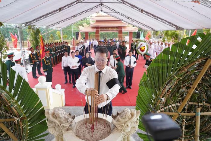 Ông Nguyễn Mạnh Hùng, Chủ tịch UBND TP Đà Nẵng cùng lãnh đạo các cơ quan, đơn vị sở ngành Đà Nẵng dâng hương, hoa tưởng niệm các anh hùng liệt sĩ tại lễ truy điệu.