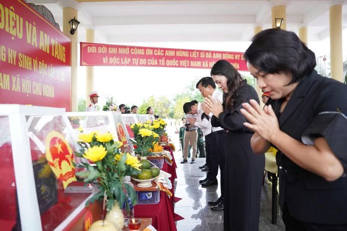 Lãnh đạo các sở ngành Đà Nẵng viếng hài cốt 5 liệt sĩ vừa được tìm thấy tại hang Đá Sập.