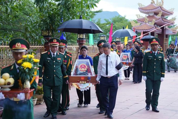 Sau lễ truy điệu, hài cốt 5 liệt sĩ được an táng tại nghĩa trang liệt sĩ xã Hà Nha.