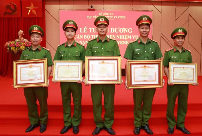 Cục Cảnh sát PCCC&CNCH biểu dương cán bộ, chiến sĩ làm nhiệm vụ cứu nạn, cứu hộ tại Venezuela.