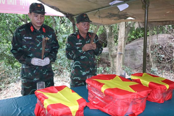 Cán bộ Bộ CHQS TP. Đà Nẵng dâng hương các liệt sĩ sau khi quy tập hài cốt tại Hang Đá Sập.