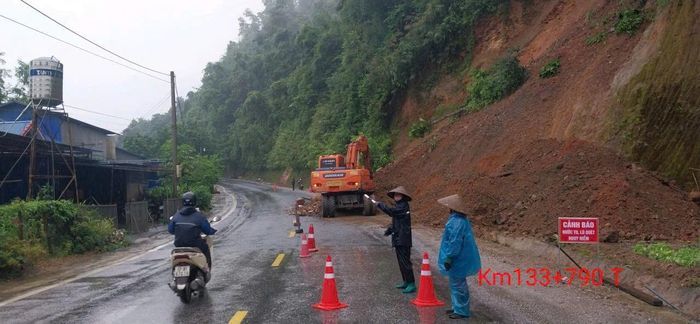 Mưa lớn gây sạt lở hàng nghìn m3 đất đá trên QL3 và QL6.