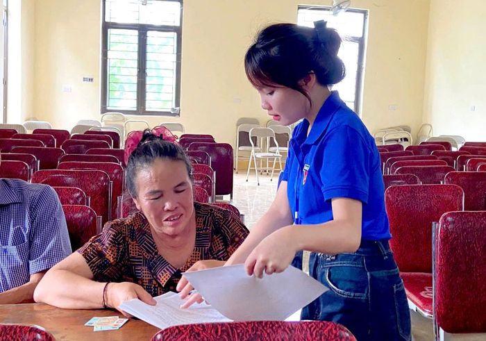 Sinh viên tình nguyện hỗ trợ người dân hoàn thiện dữ liệu hành chính trong chiến dịch Mùa hè xanh 2026.