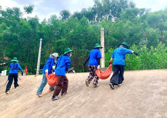 Các đội hình tình nguyện tham gia vệ sinh đường làng, ngõ xóm.
