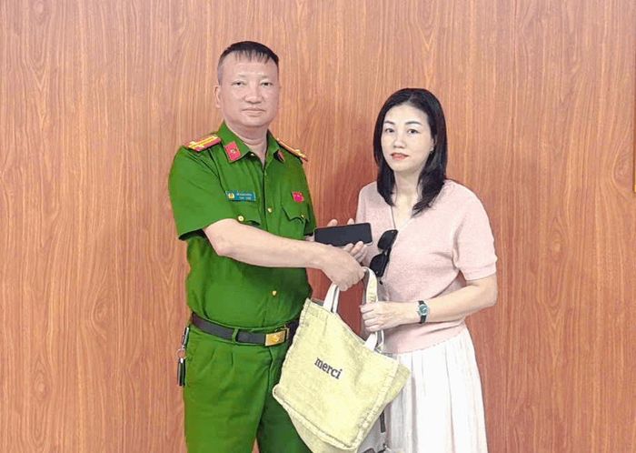 Công an đặc khu Cát Hải trao trả tài sản thất lạc cho chị Nguyễn Thị Loan.