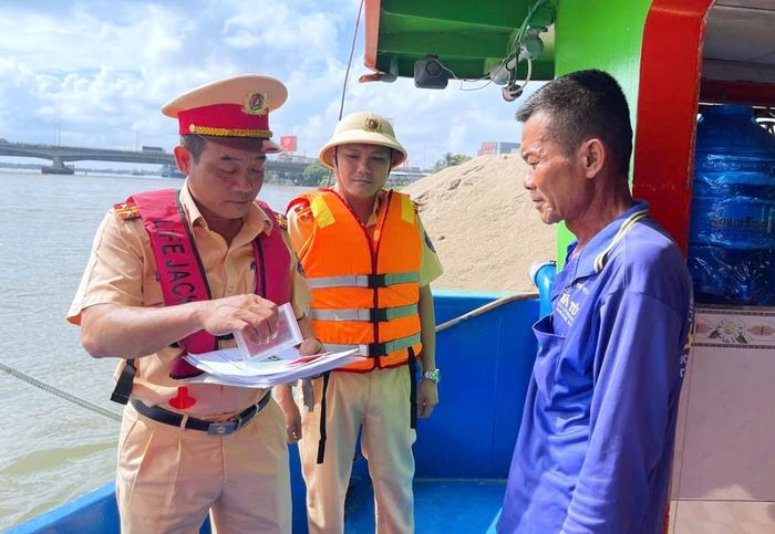 Lực lượng cảnh sát giao thông đường thủy kiểm tra các phương tiện vận tải thủy.