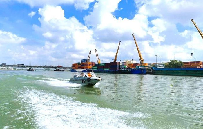 Lực lượng Cảnh sát giao thông tuần tra, kiểm soát trên tuyến sông Đồng Nai.