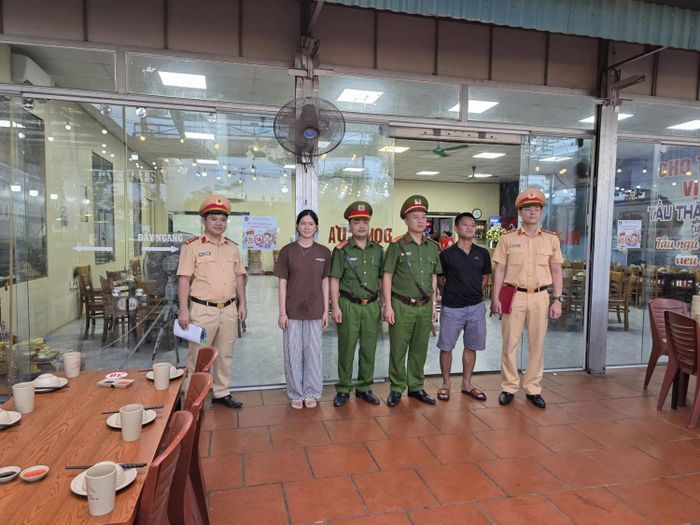 Đội CSGT đường bộ số 2 phối hợp tuyên truyền phổ biến pháp luật "đã uống rượu, bia - không lái xe" tại nhà hàng, quán ăn.