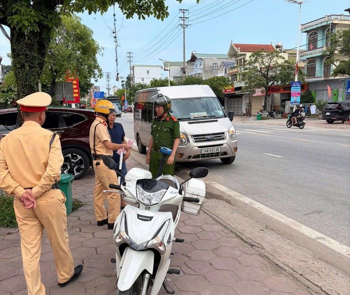 Lực lượng CSGT phối hợp với Công an các xã, phường, đặc khu kiểm tra các phương tiện.