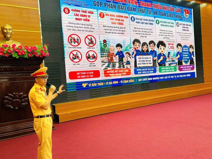 Hơn 500 học sinh, đoàn viên, thanh thiếu nhi tại phường Đoàn Kết hào hứng tham gia chương trình tuyên truyền pháp luật về trật tự, an toàn giao thông. Tại chương trình, lực lượng CSGT đã trao tặng 20 mũ bảo hiểm đạt chuẩn và 500 quạt tay cho các em.