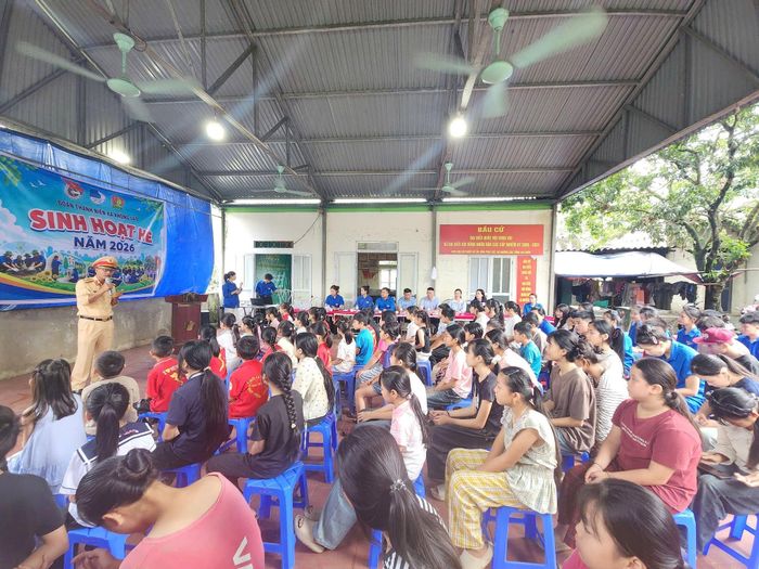 Lồng ghép nội dung tuyên truyền an toàn giao thông và kỹ năng phòng, chống đuối nước cho thanh thiếu nhi và phụ huynh tại bản Phai Cát, xã Khổng Lào. Nhân dịp này, Ban tổ chức đã trao 15 suất quà động viên các em học sinh có thành tích học tập xuất sắc.