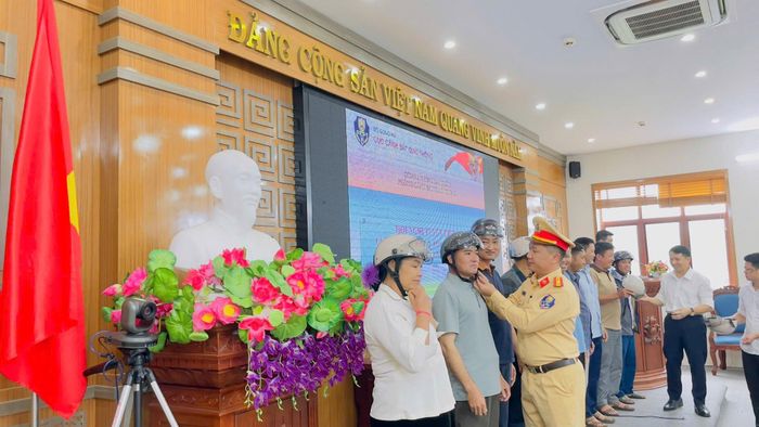 Cán bộ Phòng Cảnh sát giao thông Công an tỉnh Lai Châu tuyên truyền pháp luật và trao tặng mũ bảo hiểm đạt chuẩn cho các hội viên nông dân tại xã Bình Lư, góp phần lan tỏa thông điệp “Đội mũ bảo hiểm đạt chuẩn - Bảo vệ chính mình và người thân”. Ảnh: TL