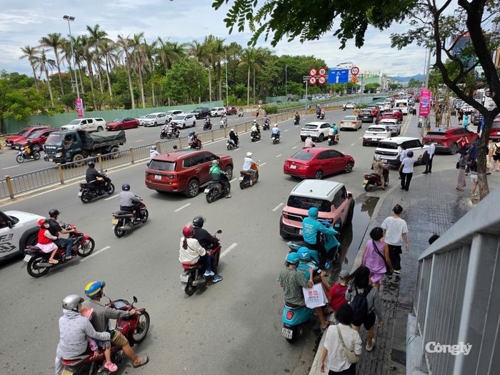 Người dân tham gia giao thông trên tuyến đường trung tâm Đà Nẵng.