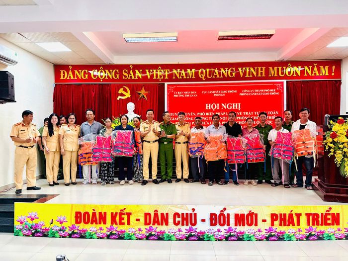 Trao 200 áo phao cho ngư dân phá Tam Giang trước mùa bão.