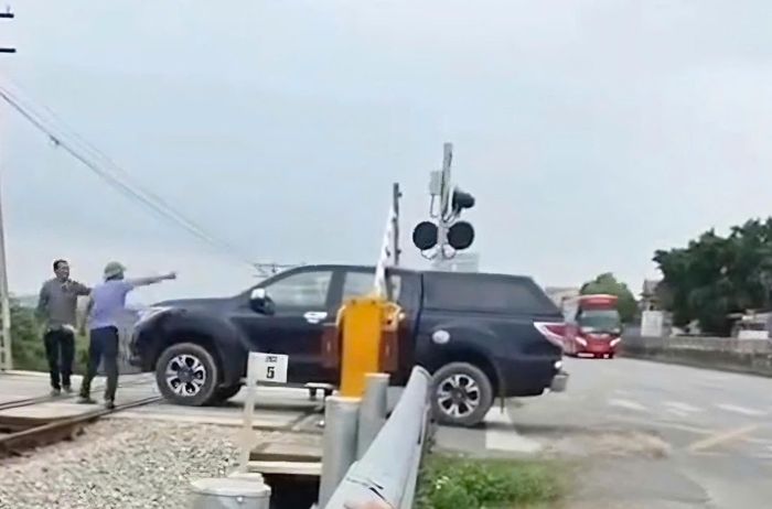 Nữ tài xế vi cố băng qua đường sắt khi gác chắn đã hạ.