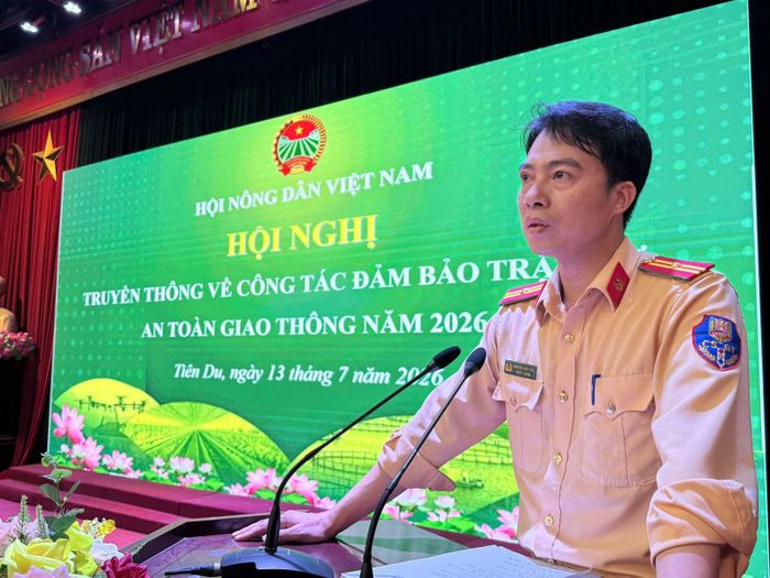 Thiếu tá Nguyễn Văn Tiến, báo cáo viên Tổ CSGT Tiên Du phân tích những nguyên nhân chủ yếu dẫn đến tai nạn giao thông.