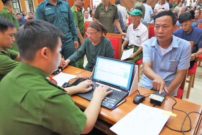 Lực lượng Công an khai thác cơ sở dữ liệu, thu nhận sinh trắc học, đối chiếu thông tin của các thân nhân liệt sĩ đảm bảo chính xác nhất.
