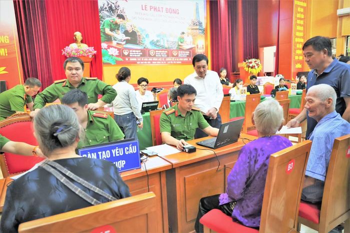Đồng chí Đào Văn Vũ, Phó Chủ tịch Thường trực UBND đặc khu Vân Đồn kiểm tra việc thu nhận mẫu sinh phẩm ADN thân nhân liệt sĩ chưa xác định được thông tin.