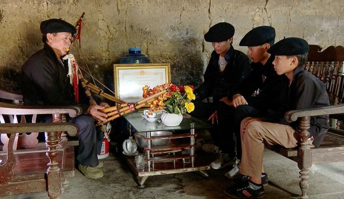 Nghệ nhân Ưu tú Vàng Chá Thào hướng dẫn học sinh thổi khèn Mông, truyền dạy kỹ năng và tình yêu văn hóa truyền thống cho thế hệ trẻ trên địa bàn xã Phố Bảng, tỉnh Tuyên Quang.