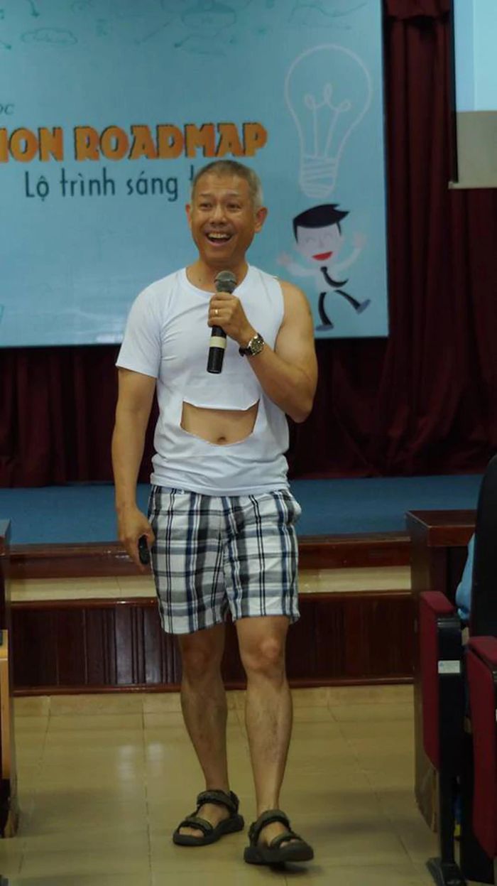 GS Trương Nguyện Thành được nhiều người biết đến với biệt danh "giáo sư quần đùi" sau hình ảnh mặc quần soóc, áo phông giảng bài về tư duy sáng tạo năm 2017. Ảnh: NVCC