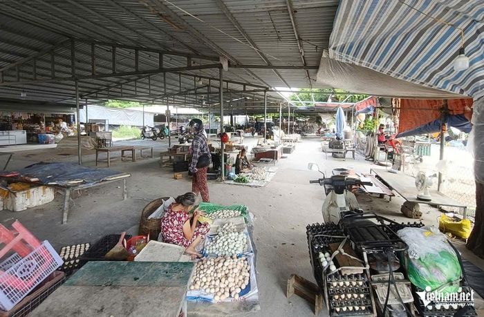 Bên trong các tiểu thương đang kinh doanh, buôn bán. Ảnh: Lê Dương