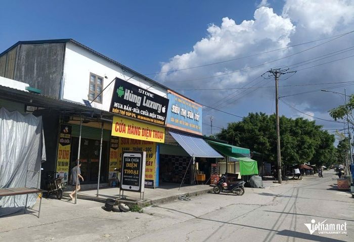 Các ki-ốt được xây dựng lên để cho thuê. Ảnh: Lê Dương