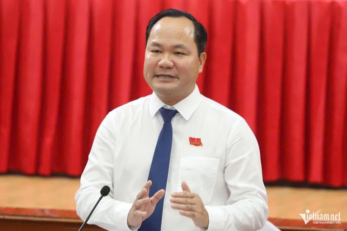 Ông Hoàng Quốc Việt, Giám đốc Sở NN&MT tỉnh Nghệ An trả lời chất vấn. Ảnh: T.T