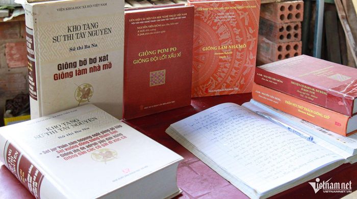 Một số bộ sử thi tiêu biểu của người Ba Na. Ảnh: Ngọc Chí