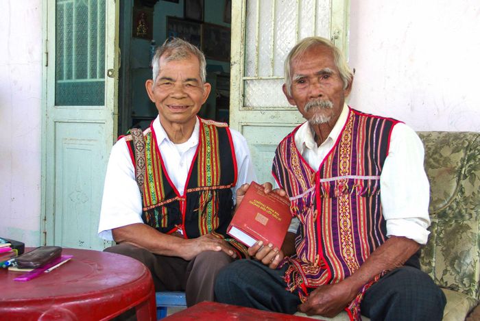Nghệ nhân ưu tú A Lưu (bên phải) - một trong số ít nghệ nhân còn biết hát kể sử thi Ba Na. Ảnh: H.T