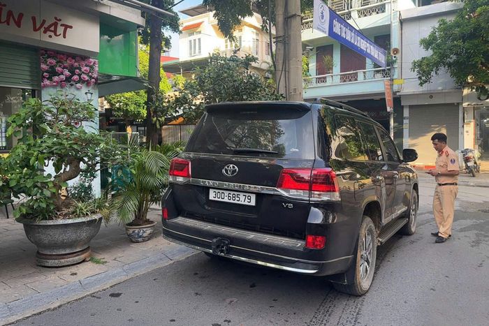 Đại diện Phòng Cảnh sát giao thông tỉnh Thanh Hóa đã làm việc với chủ xe Toyota Land Cruiser để xác minh vụ việc. Ảnh: NVCC