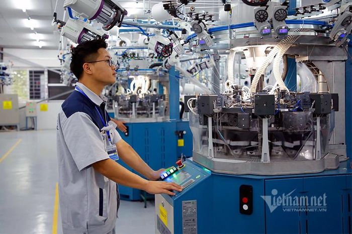 Lực lượng người lao động đông đảo tạo điều kiện thuận lợi cho Việt Nam tăng trưởng kinh tế và phát triển nguồn nhân lực.