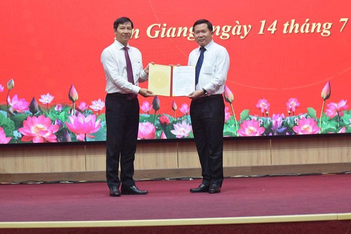 Ông Đinh Văn Nơi (bên phải) nhận quyết định. Ảnh: CTV