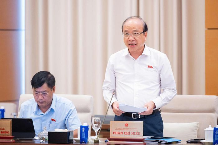 Chủ nhiệm Ủy ban Pháp luật và Tư pháp Phan Chí Hiếu trình bày báo cáo thẩm tra. Ảnh: QH