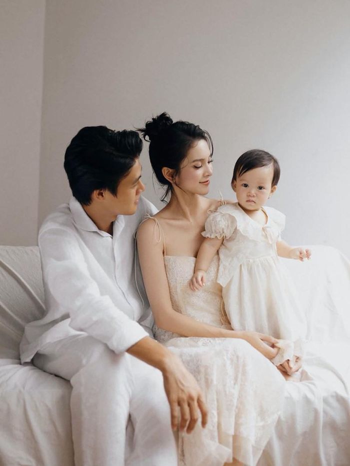 Quỳnh Lương chụp ảnh kỷ niệm cùng chồng con, con gái Nala.