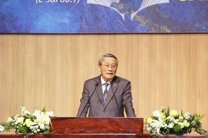 Mục sư Thái Phước Trường - Hội trưởng Hội thánh đọc diễn văn khai mạc và cầu nguyện cho Đại hội đồng