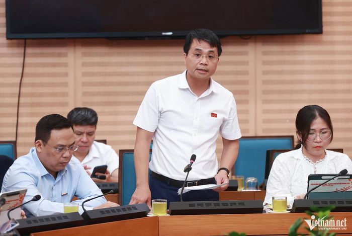 Các đại biểu HĐND TP Hà Nội thảo luận tại tổ chiều nay