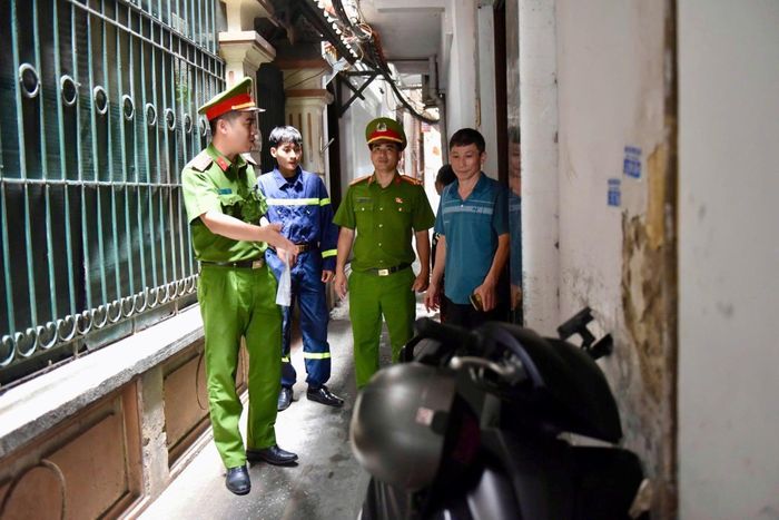 Đội CC&CNCH khu vực số 14 khảo sát, thu thập thông tin về giao thông, nguồn nước trong ngõ sâu