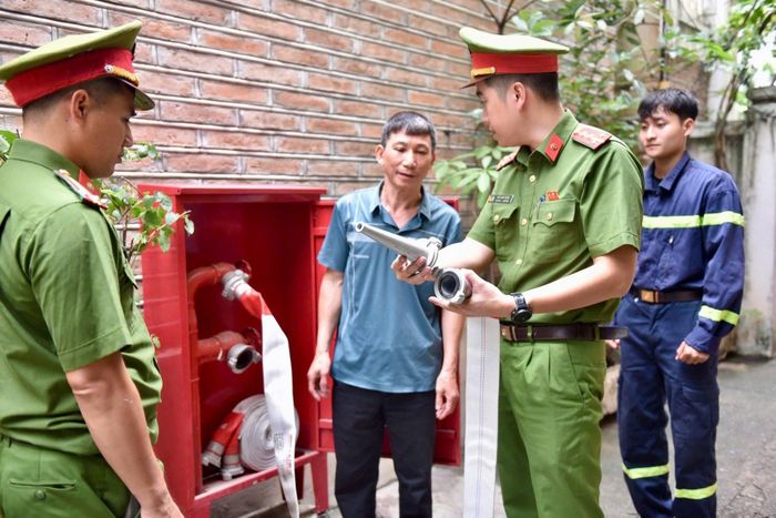 Hướng dẫn người dân sử dụng lăng, vòi chữa cháy được trang bị tại các hộp họng nước chữa cháy trong ngõ sâu