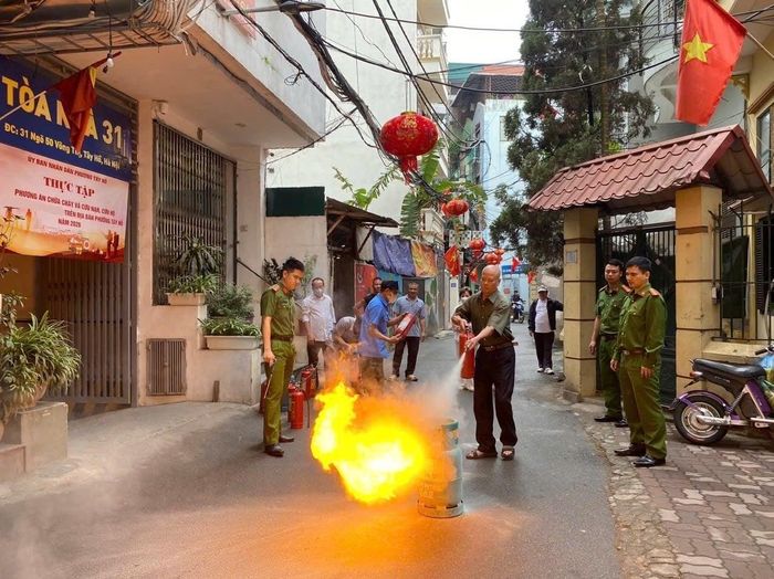 Người dân thực hành sử dụng bình chữa cháy xách tay
