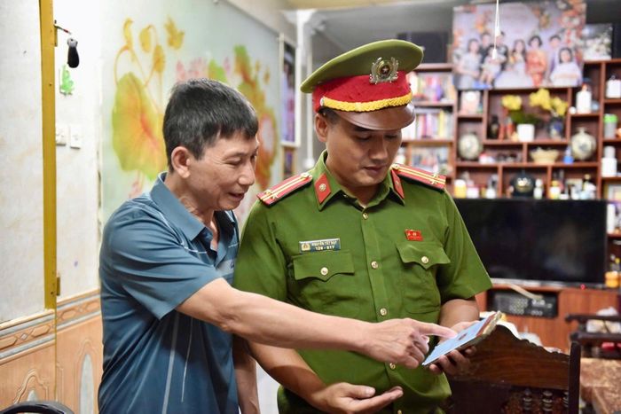 Công an phường Tây Hồ hướng dẫn người dân cài đặt ứng dụng “Báo cháy 114”
