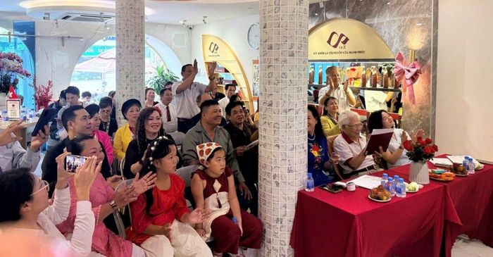 Đông đảo người dân nhiệt tình tham gia và cổ vũ cho các đội thi