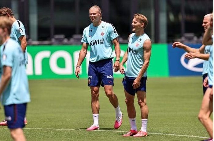 Haaland và Odegaard trong buổi tập luyện chuẩn bị cho trận tứ kết World Cup gặp Anh. (Ảnh: Chris Arjoon/Getty Images)