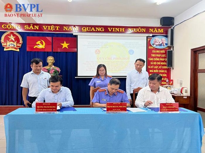 Đại diện lãnh đạo VKSND Khu vực 8, BHXH cơ sở Hóc Môn và BHXH cơ sở Tân An Hội tiến hành ký kết Quy chế phối hợp.