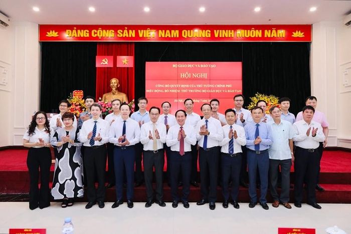 Ban Thường vụ Đảng ủy, lãnh đạo Bộ, Công đoàn Giáo dục Việt Nam và các đơn vị thuộc Bộ chúc mừng hai tân Thứ trưởng. Ảnh: Bộ GDĐT.