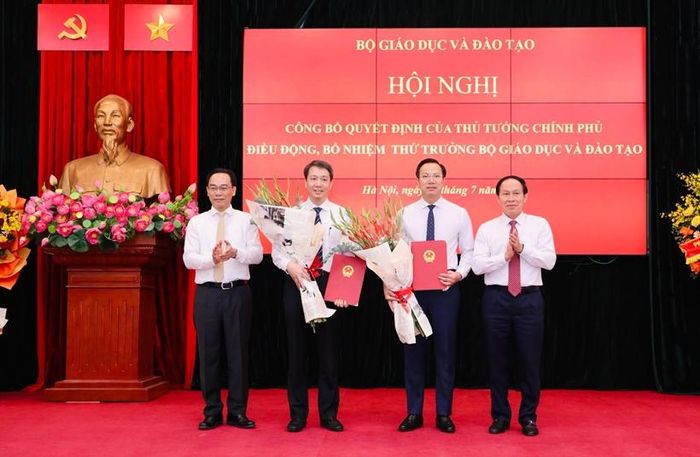 Phó Thủ tướng Lê Tiến Châu và Bộ trưởng Hoàng Minh Sơn chúc mừng hai tân Thứ trưởng Bộ GDĐT. Ảnh: Bộ GDĐT.