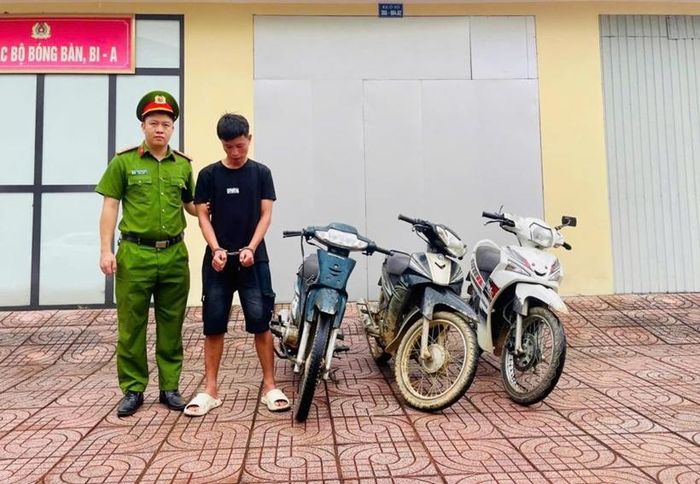 Công an bắt giữ đối tượng cùng tang vật.