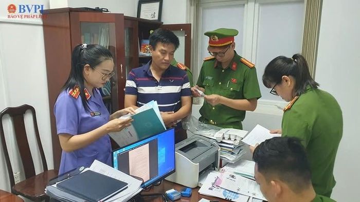 Kiểm sát viên và Điều tra viên tiến hành khám xét phòng làm việc của bị can Bùi Ngọc Đức, Trưởng khoa Phẫu thuật - Gây mê hồi sức, Bệnh viện Đa khoa vùng Tây Nguyên.