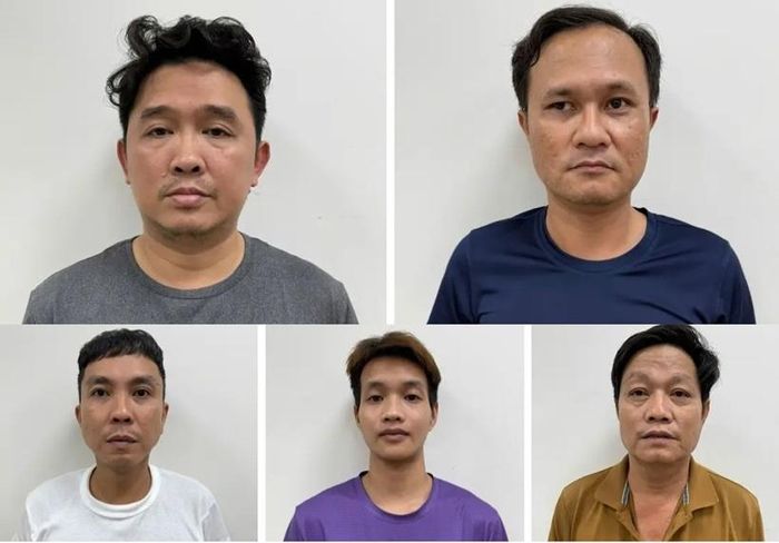 Một số đối tượng trong đường dây cá độ bóng đá bị bắt giữ. Ảnh: CAHP